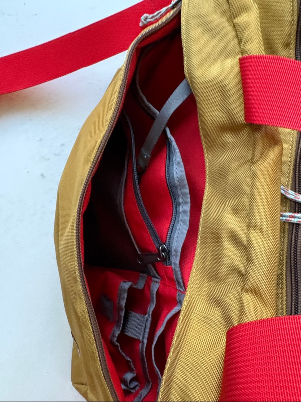 Patagonia laptop Bag in Mustard with Red Straps - Picture 5 of 12